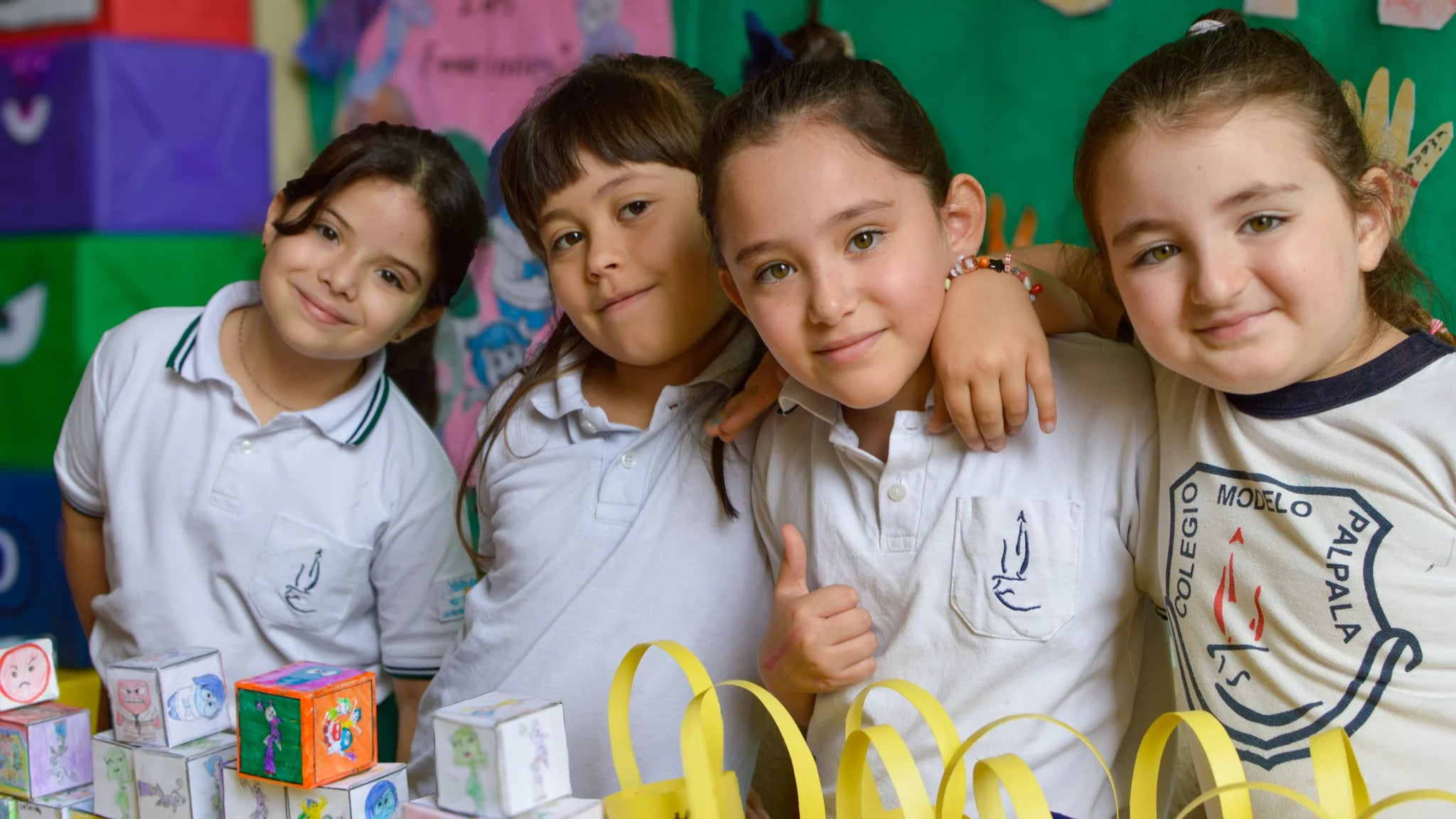 Alumnos de Nivel Primario participando de una actividad artística escolar