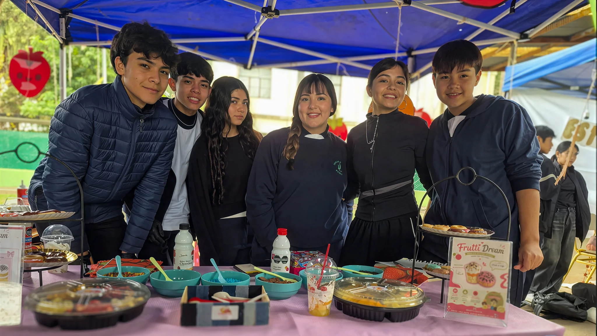 Estudiantes presentando propuestas durante una actividad de proyectos